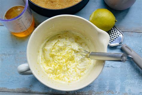Schrittfolge: Götterspeise anrühren, Frischkäse-Zitronencreme, Ananas unterheben, Torte kühlen