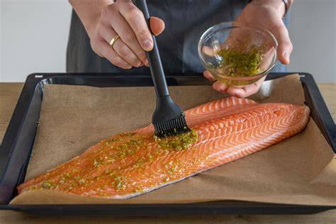 Schrittfolge: Gemüse schneiden, Marinade rühren, Lachs bestreichen, alles aufs Blech