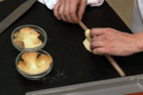 Schrittfolge: Hippen backen und formen, Servierschälchen für die Birnen