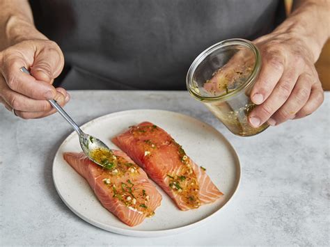 Schrittfolge: Honig-Senf-Dill-Marinade anrühren und Lachs einpinseln