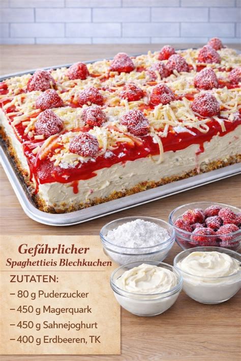 Schrittfolge: Keksboden mischen, Creme spritzen, Toppings auflegen