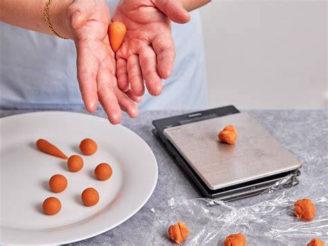 Schrittfolge: Marzipan einfärben, Kugeln formen, Rillen prägen, Stiele ansetzen