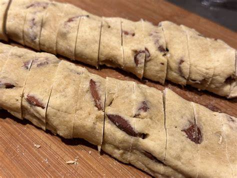 Schrittfolge: Marzipan-Knöpfchen rollen, schneiden, backen, zuckern