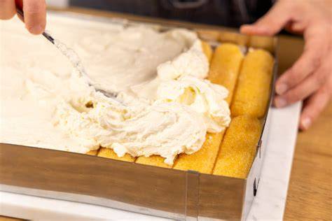 Schrittfolge: Rühren, Aufstreichen, Backen, Glasieren
