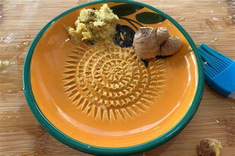 Schrittfolge: Schneiden von Äpfeln/Birnen, Reiben von Ingwer, Kochen, Gelierprobe, Abfüllen