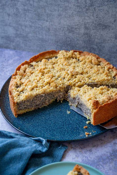 Schrittfolge: Streusel herstellen, Mohn verteilen, Käsemasse einfüllen, Streusel toppen