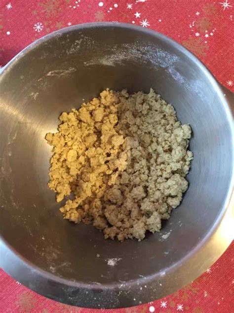 Schrittfolge: Streusel zubereiten, Äpfel schichten, backen