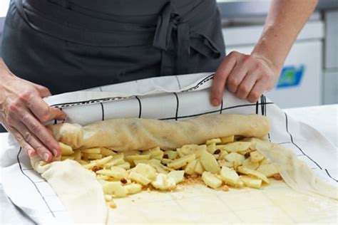 Schrittfolge: Strudelteig ausziehen und füllen