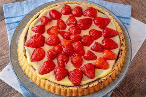 Schrittfolge: Teig falten, Pudding füllen, backen, mit Erdbeeren belegen