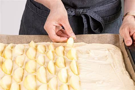 Schrittfolge: Teig rühren, Äpfel würfeln, Haferstreusel formen, Backblech belegen