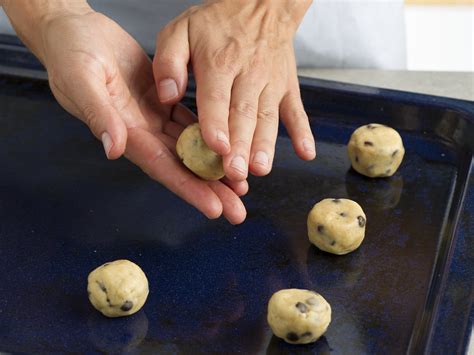 Schrittfolge: Teig rühren, Kugeln formen, backen, glasieren