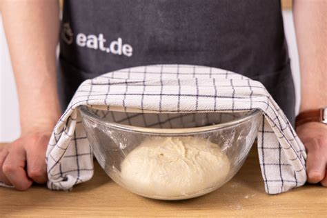 Schrittfolge: Teig rühren, Teig ruhen, Pfanne einölen, dünn ausstreichen, wenden