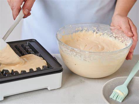 Schrittfolge: Teig rühren, Waffeleisen fetten, Waffeln goldbraun backen