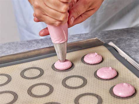 Schrittfolge: Teig spritzen, backen, füllen, Enden glasieren