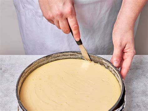 Schrittfolge: Wasserbad abdichten mit Alufolie, Backen, Lösen vom Rand