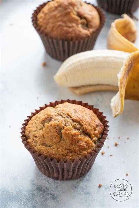 Schrittfolge Bananenmuffins: Bananen zerdrücken, Teig rühren, Muffins goldbraun