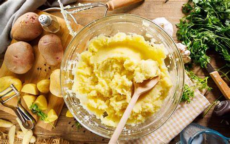 Schrittfolge DIY-Marzipan: Blanchieren, Mahlen, Kneten; Aromatisieren mit Rosenwasser