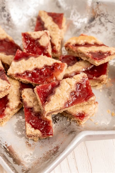 Schrittfolge Linzerschnitten vom Blech: Ausrollen, Bestreichen, Gitter, Backen