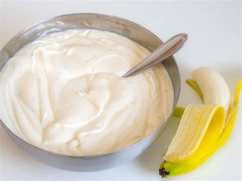 Schrittfolge als Infografik: Aushöhlen, Bananen, Creme, Brösel, Deko