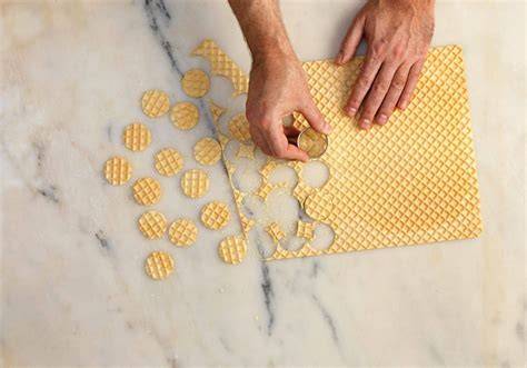 Schrittfolge vegane Giotto: Waffel ausstechen, formen, füllen, tauchen, wälzen