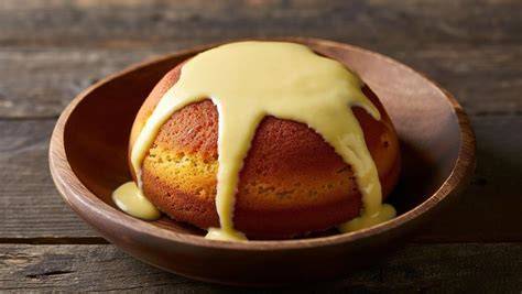 Schrittfolge-Fotostrecke: Einstechen, Tränken, Servieren - Malva Pudding; Zimt bestreuen - Melktert