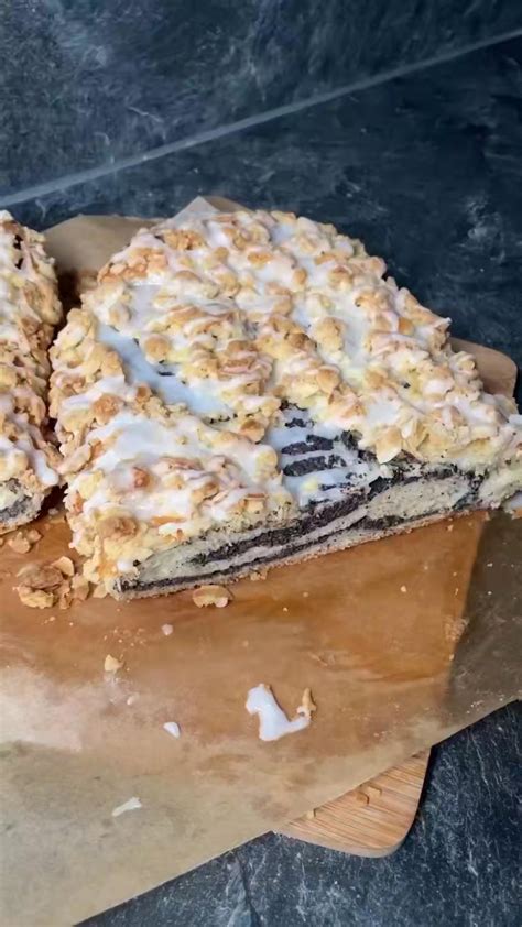 Schrittfolgen-Collage: Hefeteig gehen lassen, Füllung kochen, Streusel reiben, Blech belegen