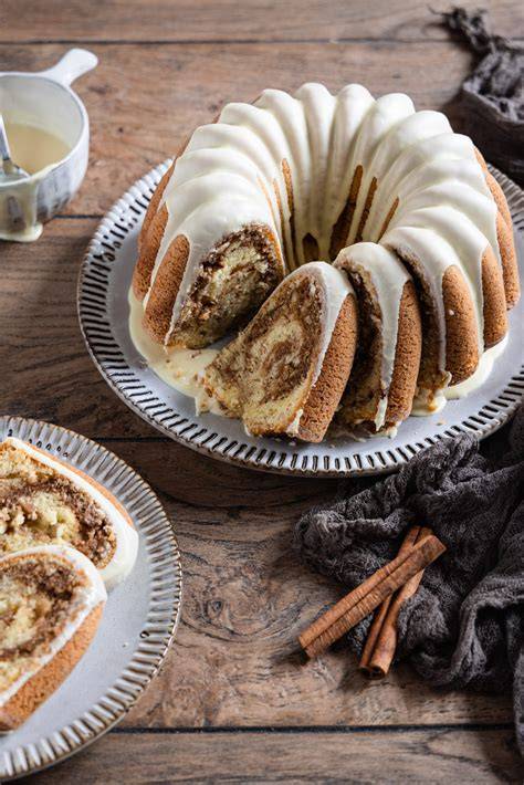 Schrittweise Anleitung für Buttercremeschichten auf Gugelhupf