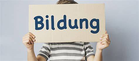 Schrittweise Bildung der hohlen Lindor Schokoladenhülle in Formhalbschalen