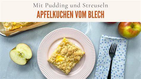 Schrittweise Darstellung: Blech mit Teig, Apfelstücken und Backpapier