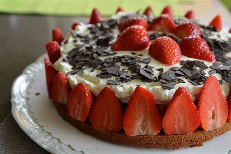 Schrittweise Darstellung: Erdbeerkuchen mit Schokoladenboden