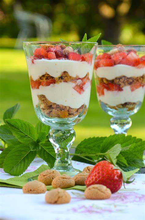 Schrittweise Darstellung des Schichtdesserts mit Erdbeeren und Cantuccini