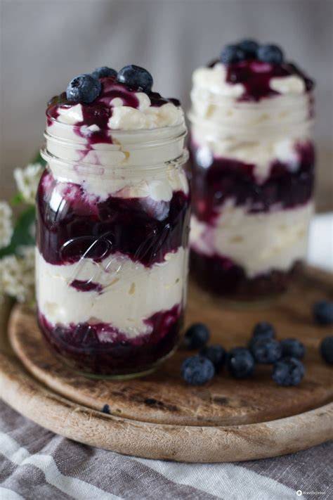 Schrittweise Schichtung: Kekse, Blaubeeren, Mascarpone