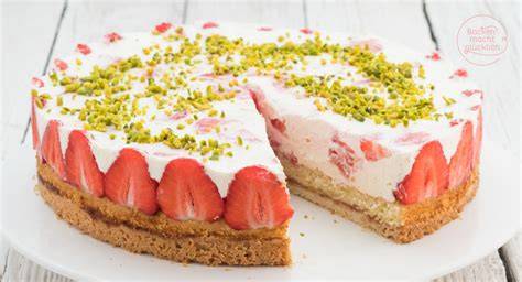 Schrittweise Schichtung einer Erdbeer-Sahne-Torte mit Marmelade
