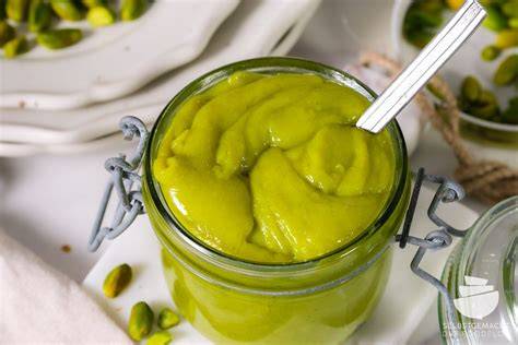 Schrittweise Verarbeitung der Cremeschicht mit Pistaziencreme