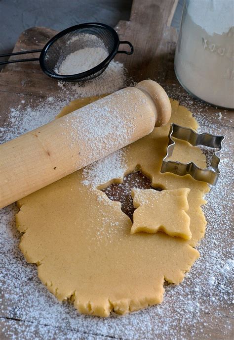 Schrittweise Zubereitung: Ausrollen und Ausstechen von Plätzchenteig