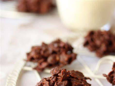 Schrittweise Zubereitung des Crunch-Bodens mit Schokolade und Cornflakes