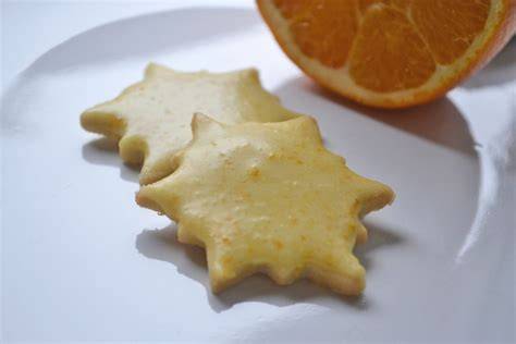 Schrittweise Zubereitung einer Orangenglasur in einer Schüssel