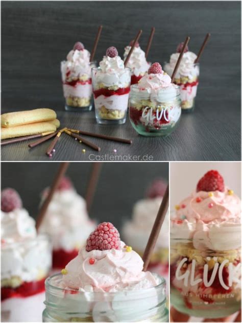 Schrittweise Zubereitung eines Schichtdesserts im Glas