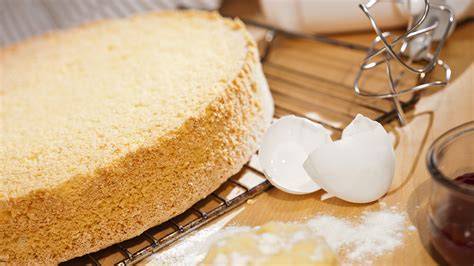 Schrittweise Zubereitung eines Tortenbodens mit Butter