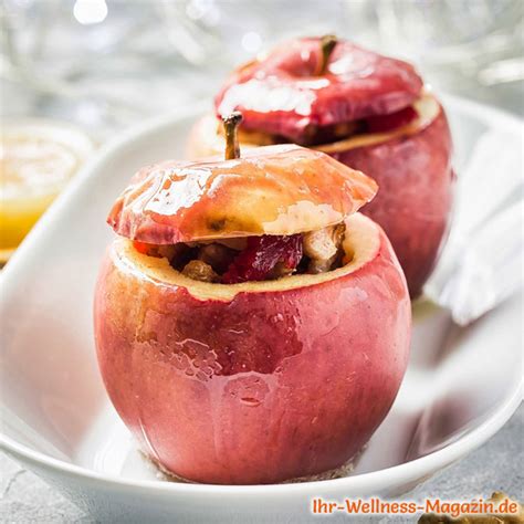Schrittweise Zubereitung von Bratapfel mit Füllung