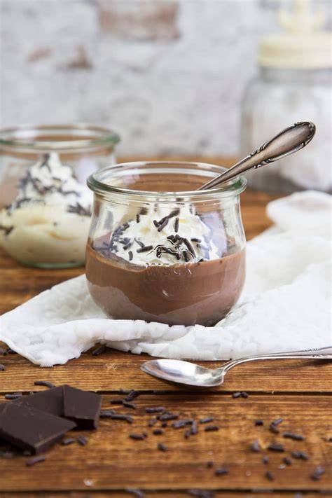Schrittweise Zubereitung von Schokoladenpudding in Dessertgläsern