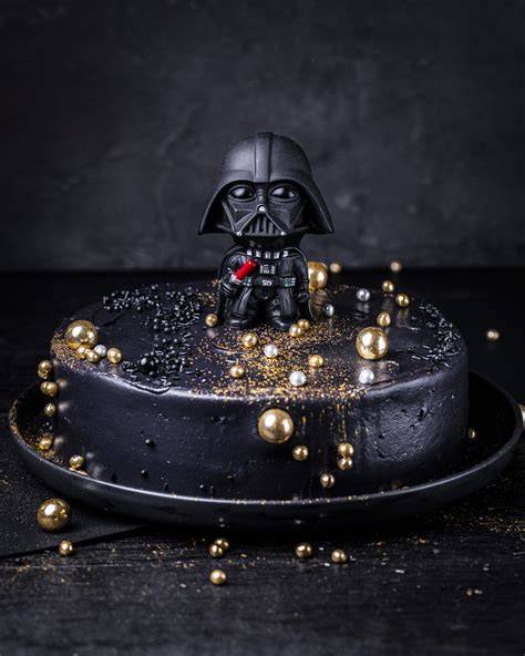 Schrittweise Zubereitung von Tortenböden für Star Wars Torte