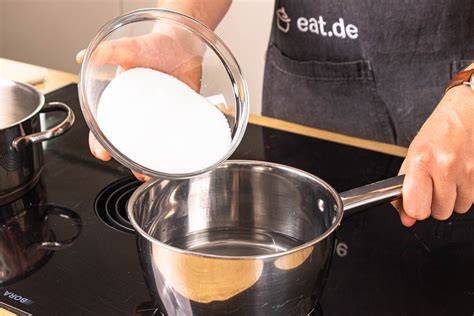 Schrittweise Zugabe von Zucker zum Eischnee