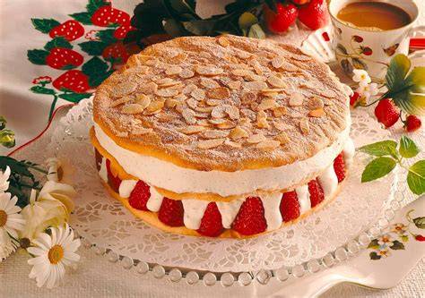 Schrittweise geschichtete Erdbeer-Torte mit Sahne und Kompott