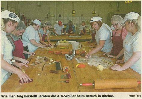 Schrittweises Ausrollen des Mürbeteigs
