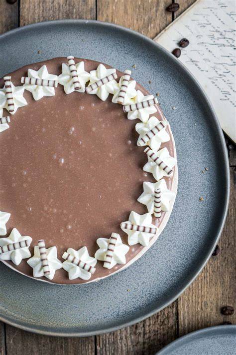 Schrittweises Backen und Schichten der Kinderschokoladen Torte