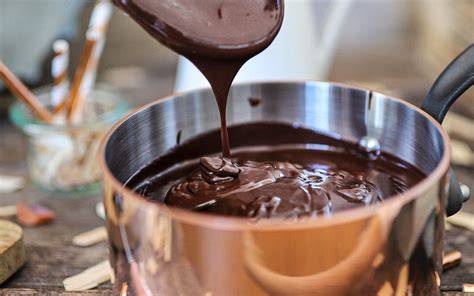 Schrittweises Befüllen von Polycarbonat-Hohlkörpern mit Ganache