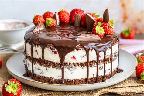 Schrittweises Dekorieren einer Erdbeer-Pudding-Torte