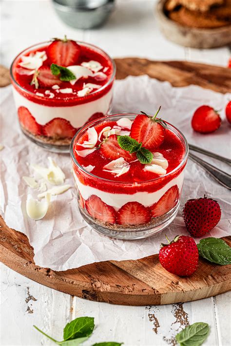Schrittweises Schichten des Desserts in Gläsern