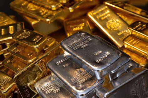 Schrittweises Schichten von Gold- und Silberteig in der Form